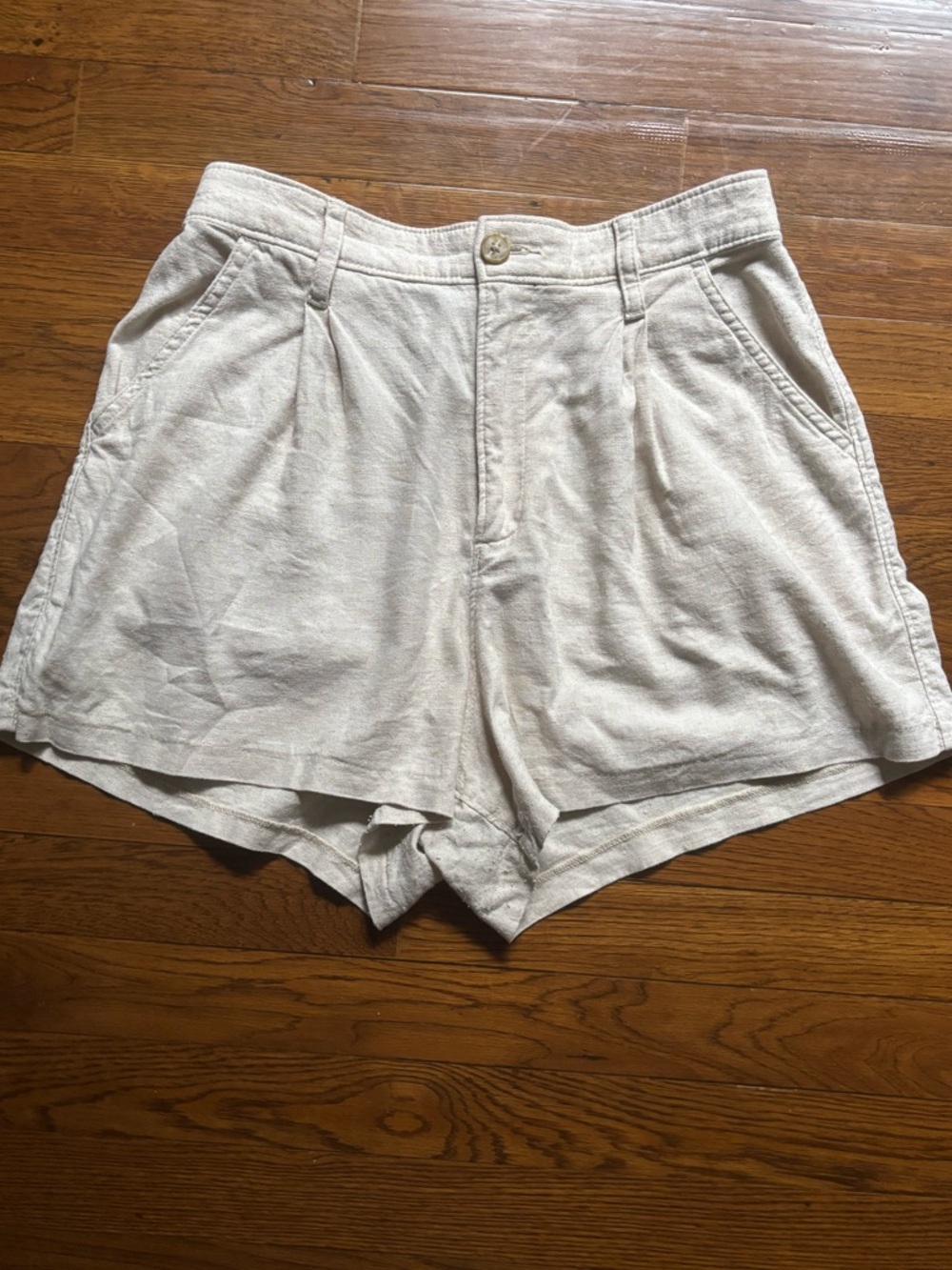 Hollister Linen Blend High Rise Livvy Trouser Shorts in Cream. Size Medium.